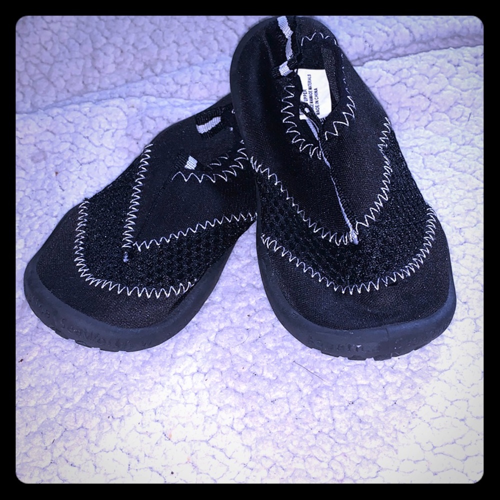 Excellent condition toddler sz 7/8 water shoes